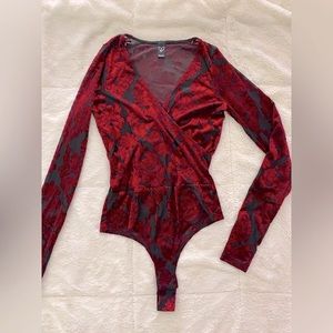 Women’s Black and Red Velvet Patterned Long Sleeve V-Neck Windsor Bodysuit